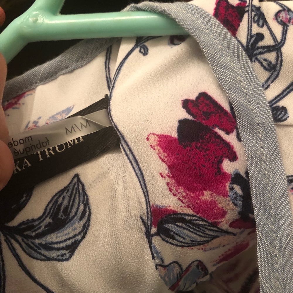 Floral sleeveless blouse. - Picture 3 of 3